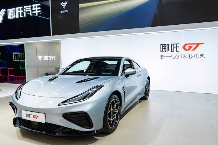 成都299哪吒汽车在智能汽车领域的表现，领途汽车在新能源汽车市场中的影响力